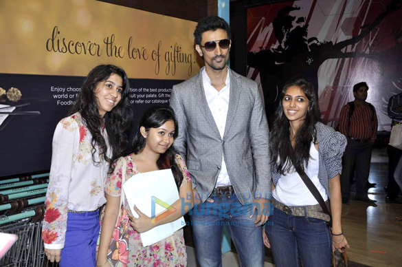 kunal kapoor cooks for book my shows contest winners 9