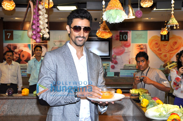 kunal kapoor cooks for book my shows contest winners 2
