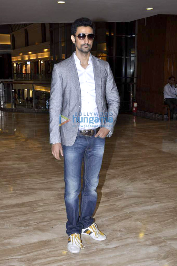 kunal kapoor cooks for book my shows contest winners 14