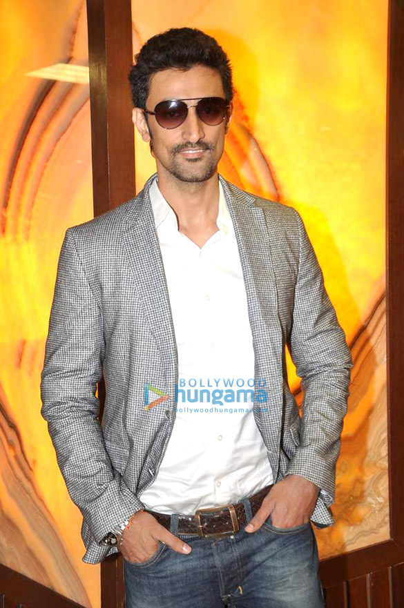 kunal kapoor cooks for book my shows contest winners 16