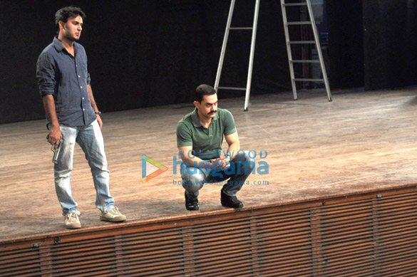 aamir khan on the sets of cid 13