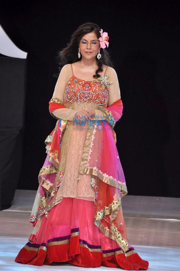 zeenat aman walks for riyaz gangji at india resort fashion week 2012 5