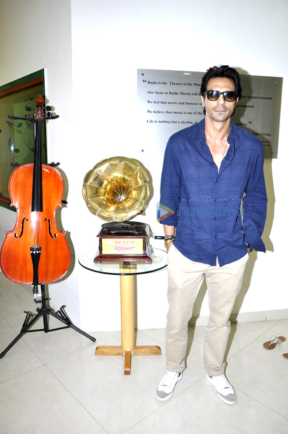 arjun chitrangda promote inkaar on 98 3 fm radio mirchi 8