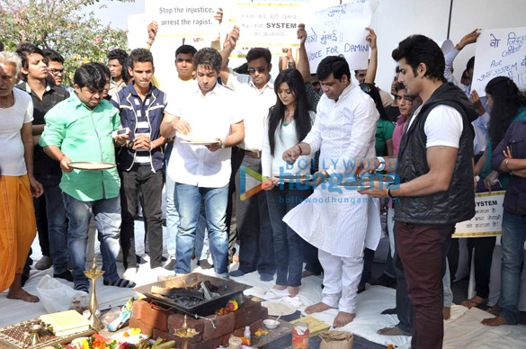 adhyayan suman leads protest for delhi rape incident 3