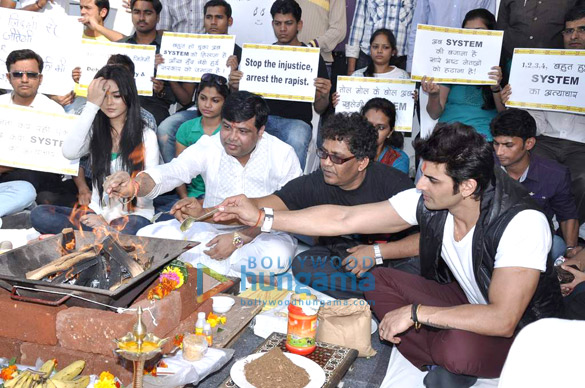 adhyayan suman leads protest for delhi rape incident 4