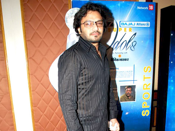 aamir khan felicitates ibn7 super idols 15