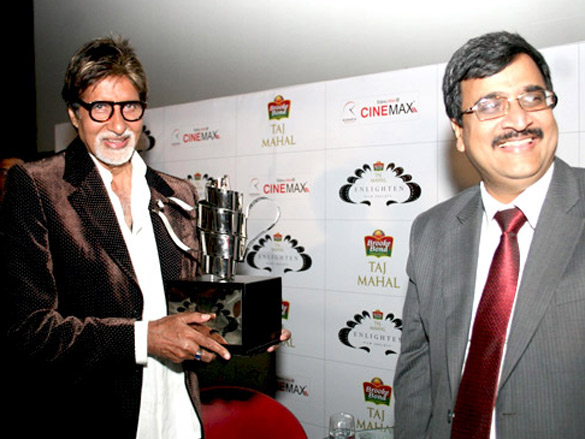 amitabh bachchan receiving taj tareef award 2