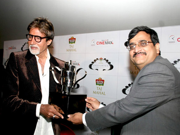 amitabh bachchan receiving taj tareef award 3