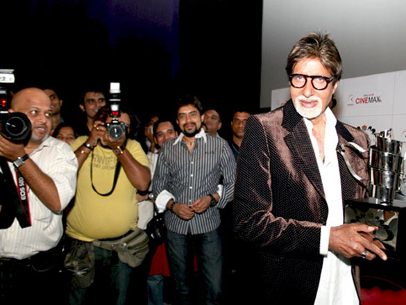 amitabh bachchan receiving taj tareef award 5