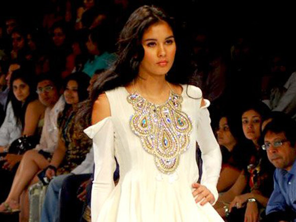 anousha walks the ramp for payal singhal at lakme fashion week 2010 12