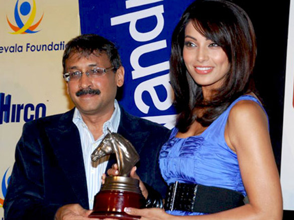 bipasha basu unveils vandrevala foundation turf cup 2