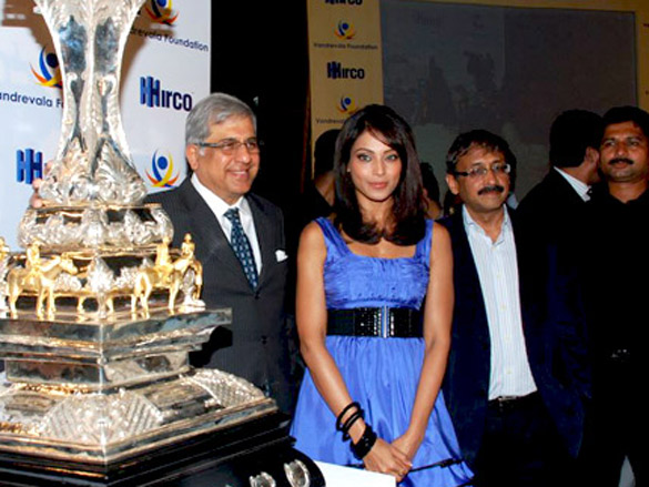 bipasha basu unveils vandrevala foundation turf cup 4