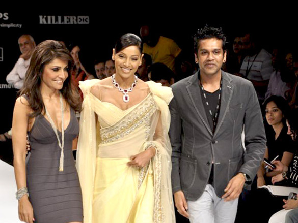 bipasha sizzles the ramp for rocky s with queenie 3