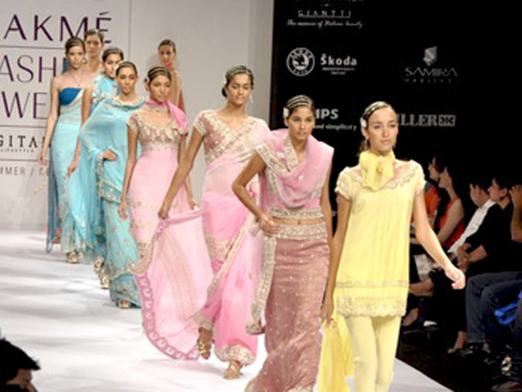 bipasha sizzles the ramp for rocky s with queenie 5