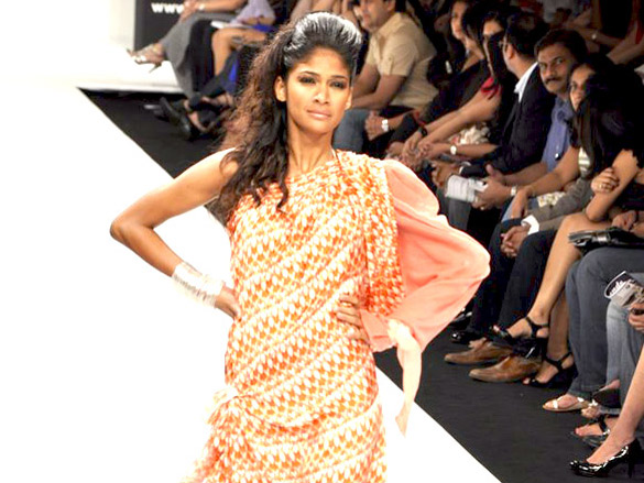 celina and dino grace manish malhotra show at lakme fashion week 2010 13