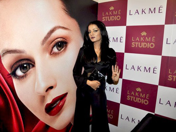 celina jaitly unveils lakme spring summer make up collection 2
