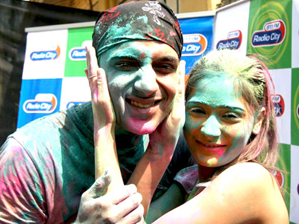 dia and arshad promote hum tum aur ghost at zooms holi party 14