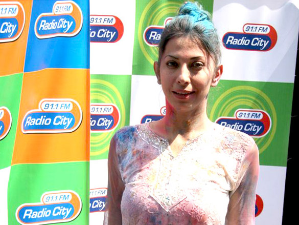 dia and arshad promote hum tum aur ghost at zooms holi party 28