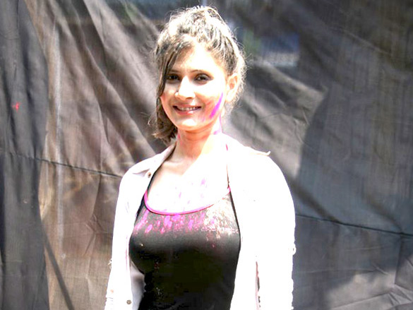 dia and arshad promote hum tum aur ghost at zooms holi party 30