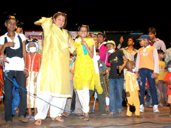 dimple kapadia with ngo kids at cancer prevention event 2