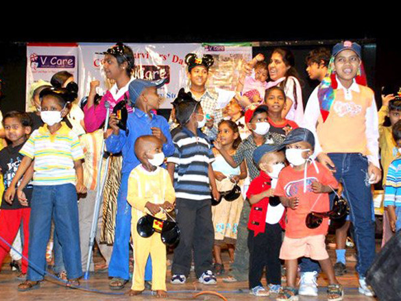 dimple kapadia with ngo kids at cancer prevention event 11