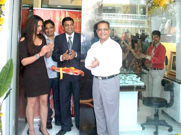 esha deol inaugurates razwada jewellery store 3