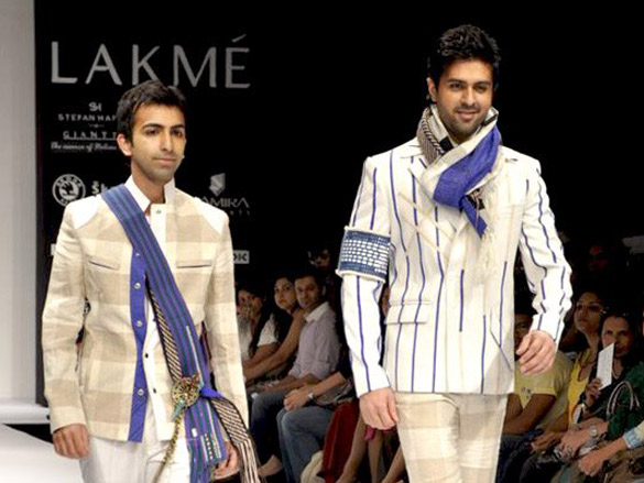 harman baweja walks the ramp for babita malkani at lakme fashion week 2010 7