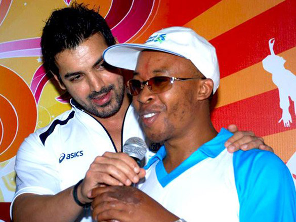 john abraham promotes mumbai marathon 2010 4