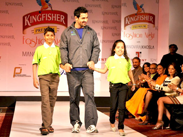 john dino and rahul bose walk at kingfisher fashion night 6
