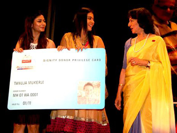 kajol tanuja and tanisha together for dignity donor 5