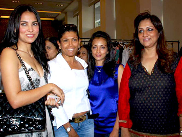 lara twinkle sophie malaika and bobby deol at araish event 24