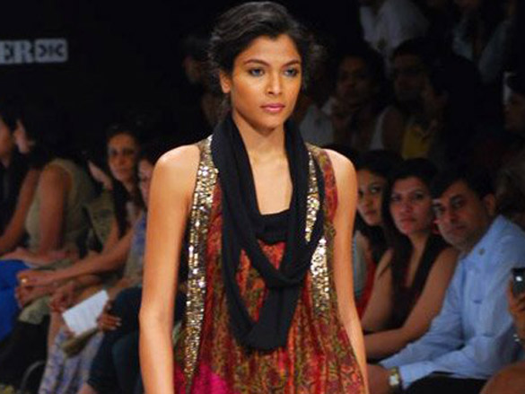 Models walk the ramp for Kiran and Meghna at ‘Lakme Fashion Week 2010 ...