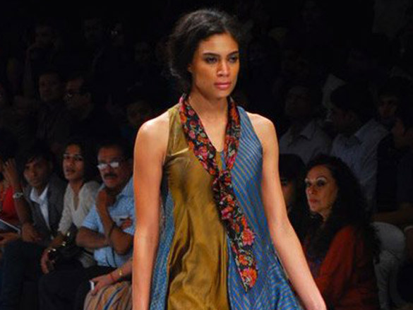 models walk the ramp for kiran and meghna at lakme fashion week 2010 4