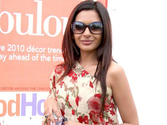 mrinalini and anushka manchanda at sula wine fest 2