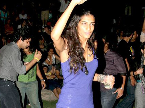 mrinalini and anushka manchanda at sula wine fest 5