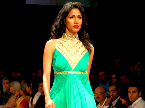 mugdha walks the ramp for pria kataria puri at lakme fashion week 2010 23