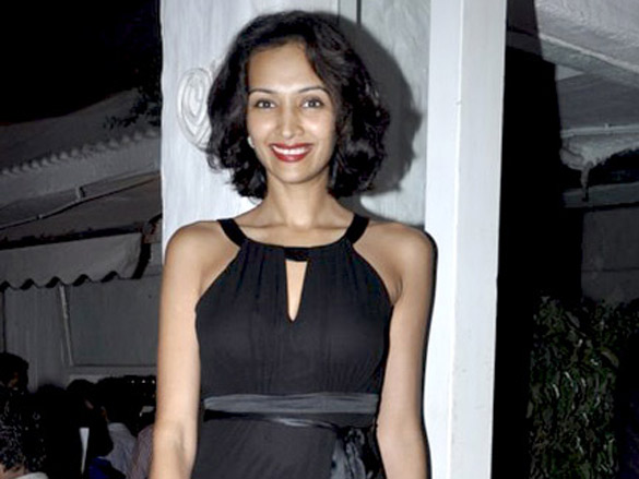 neetu shreya saran and kim sharma grace aarohi brio and basso wine launch 11