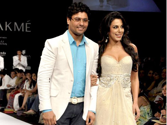 pooja bedi walks the ramp for riyaz gangji at lakme fashion week 2010 2