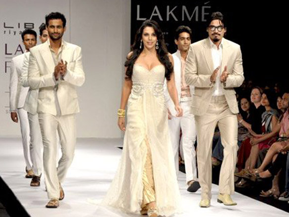 pooja bedi walks the ramp for riyaz gangji at lakme fashion week 2010 3