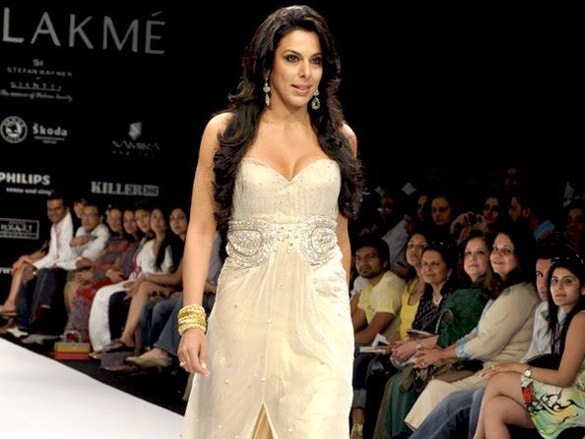 pooja bedi walks the ramp for riyaz gangji at lakme fashion week 2010 5