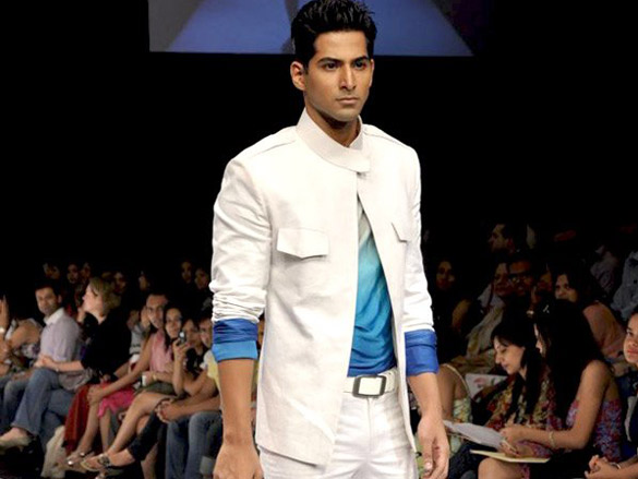 pooja bedi walks the ramp for riyaz gangji at lakme fashion week 2010 7