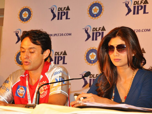 preity and shilpa shetty at ipl players auction 4