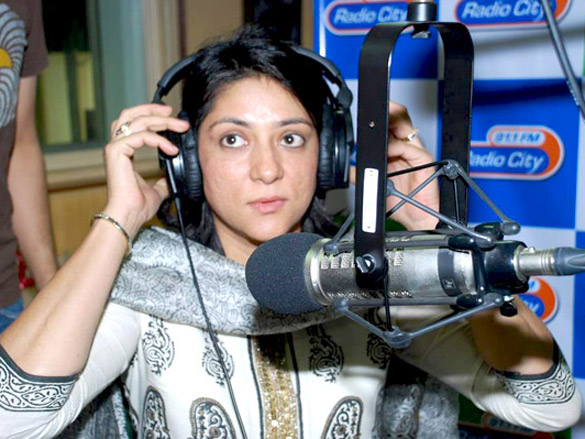 priya dutt at radio city 91 1 fm to campaign for no vehicle day 2