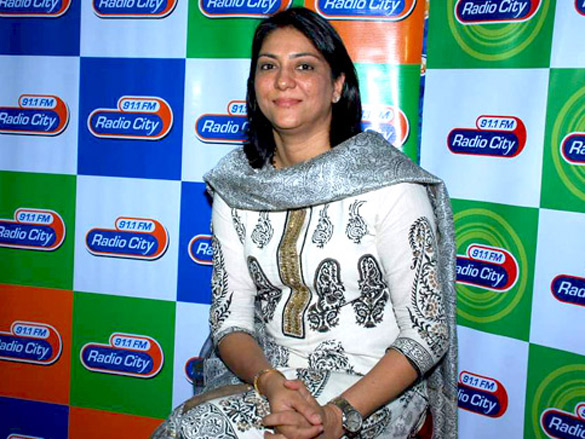 priya dutt at radio city 91 1 fm to campaign for no vehicle day 3