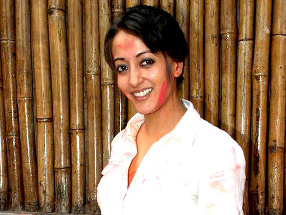 riya and raima sen play holi at azmi house 14