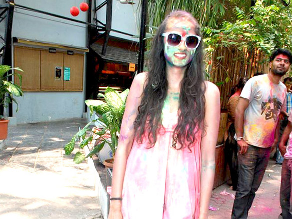 riya and raima sen play holi at azmi house 20