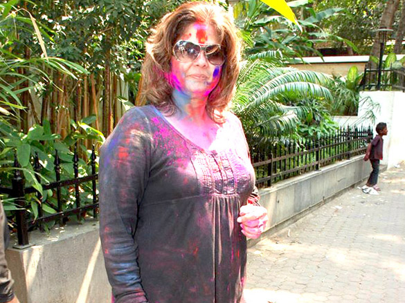 riya and raima sen play holi at azmi house 22