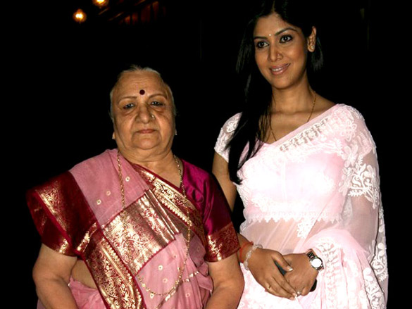 sakshi tanwar and tanuja at dignity donor event 5