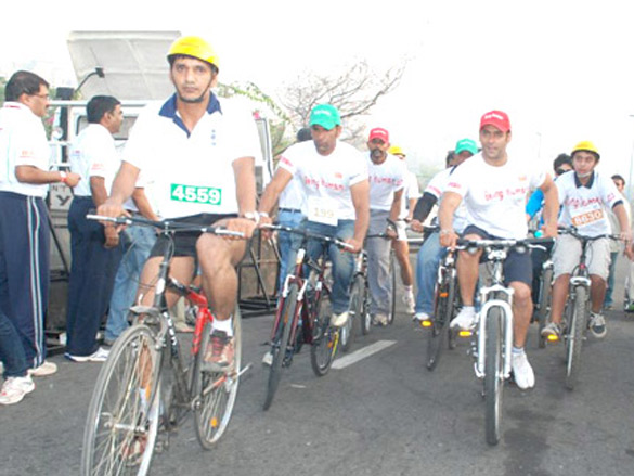 salman and sohail khan at mumbai cyclothon 4