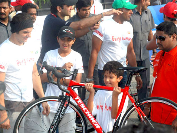 salman and sohail khan at mumbai cyclothon 13